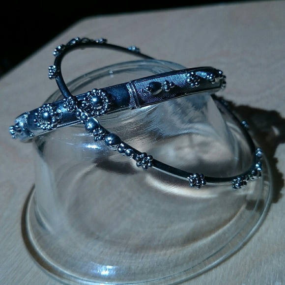 Matching Metal Flower Bangles🌸 - Picture 5 of 7